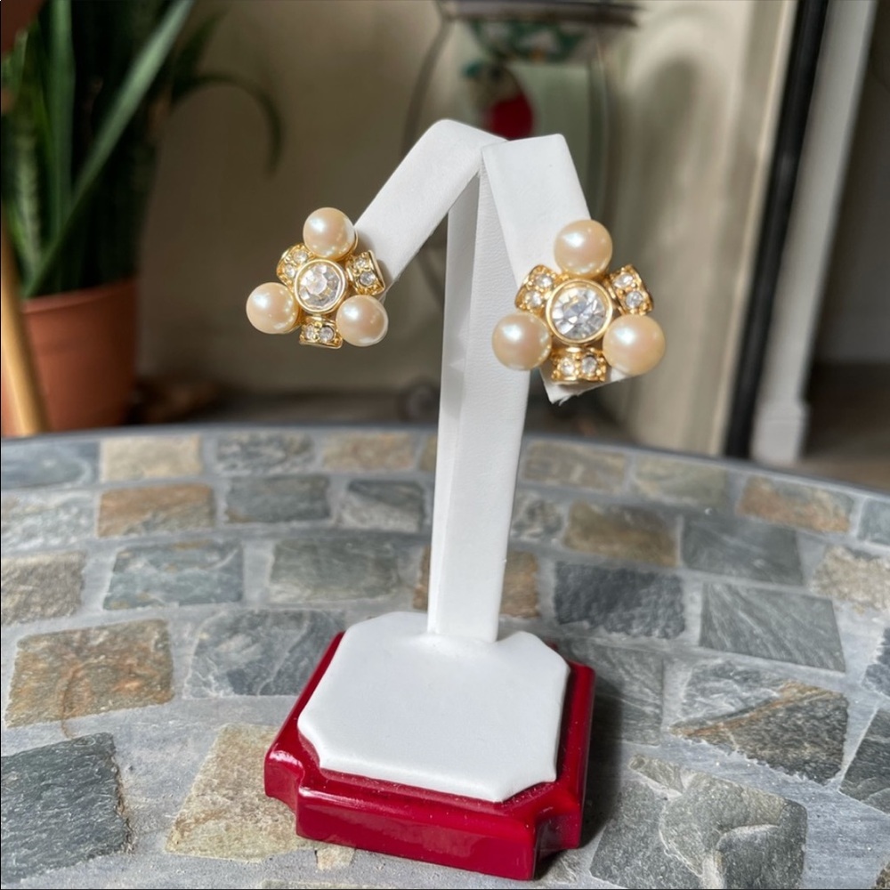 Monet 1980 14K GP Pearl/ Rhinestone stud earrings - Picture 4 of 10